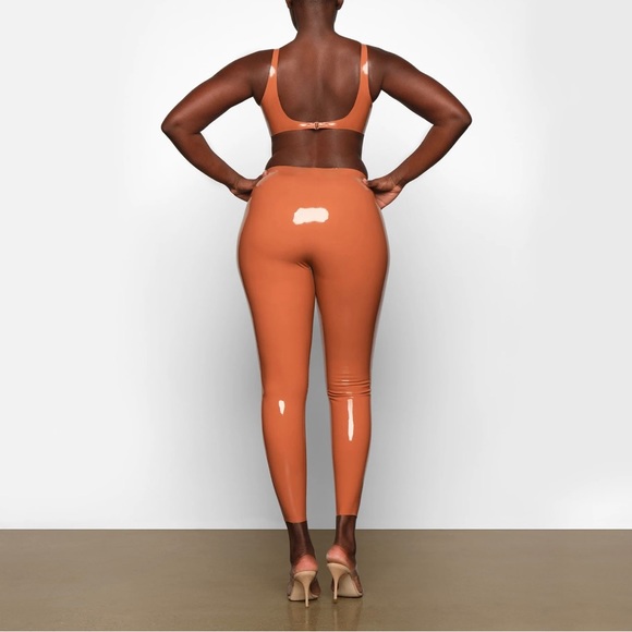 Skims Scoop Neck Latex Bralette - Bronze - Picture 4 of 6